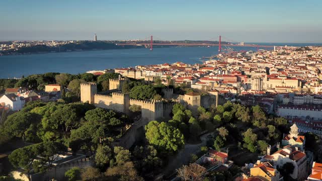 无人机拍摄的里斯本城，卡斯特罗São豪尔赫视频下载