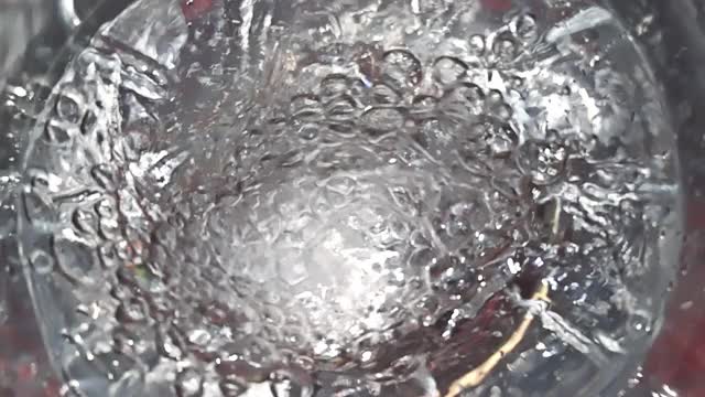 以慢动作将水倒进玻璃杯视频素材