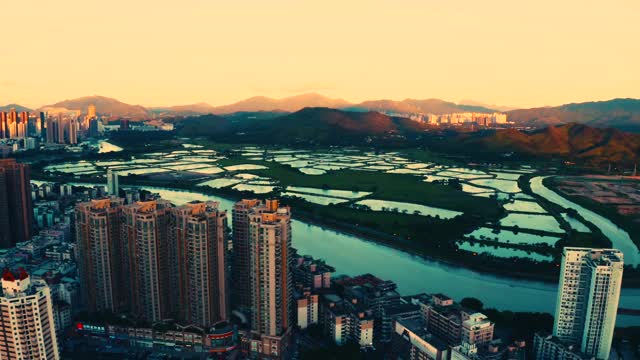 日落时分，深圳和香港交界处的无人机图像视频素材