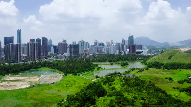 在香港和中国深圳之间的乡村绿地和鱼塘视频素材