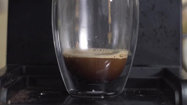 咖啡和泡沫从咖啡机倒入杯子视频素材
