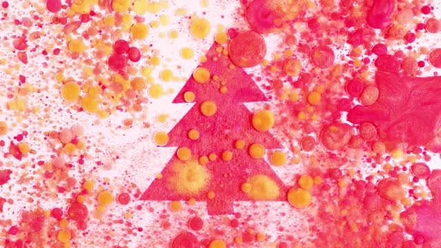 圣诞树视频与溢出的颜色。新年快乐的背景与液体涂料效果，彩色的气泡和充满活力的闪光。节日的液体背景为冬季节日庆祝。视频素材