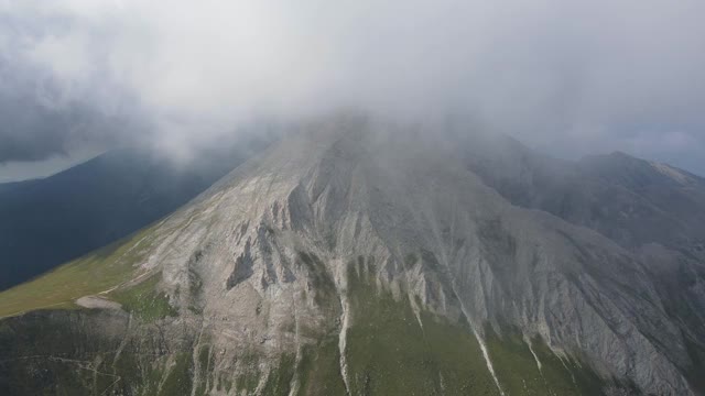 保加利亚皮林山，云雾缭绕的维伦峰视频素材