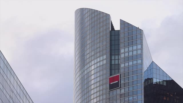 法国兴业银行位于巴黎商业区La Défense视频下载