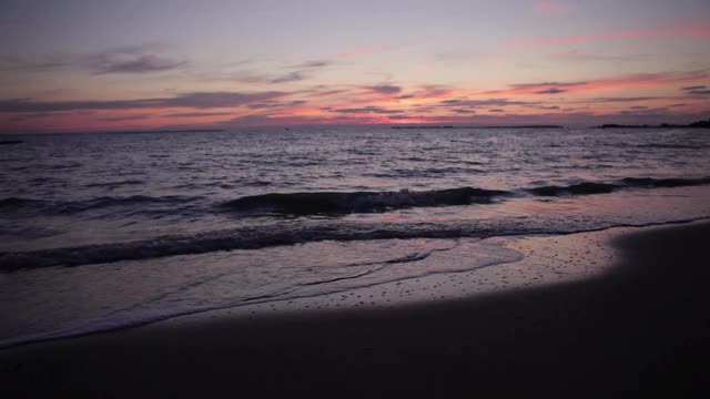 海浪在海滩上日落-大计划视频素材