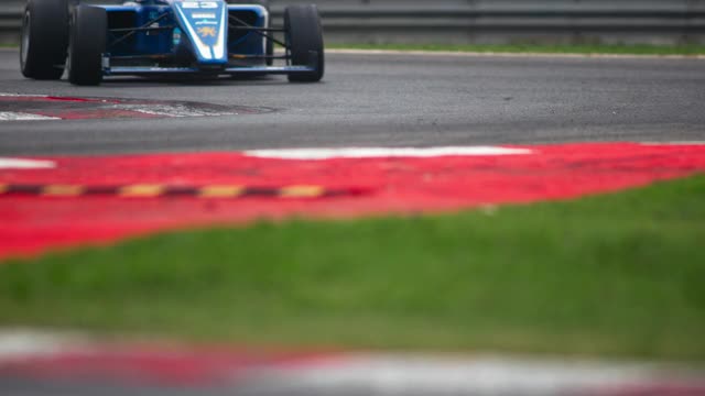 SLO MO蓝色方程式赛车手在赛道上比赛视频下载