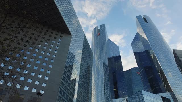 法国兴业银行位于巴黎商业区La Défense视频下载