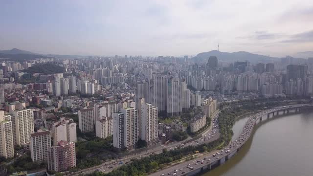 韩国首尔，韩江/麻浦谷江边高速公路周围的公寓建筑群视频下载