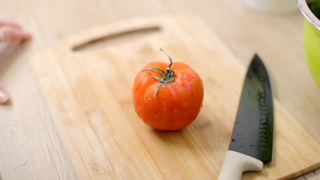 把番茄切成两半放在砧板上视频下载