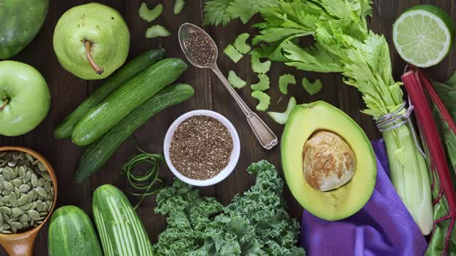 饮食概念:下面直接拍摄绿色水果和蔬菜排毒饮食健康饮食视频下载