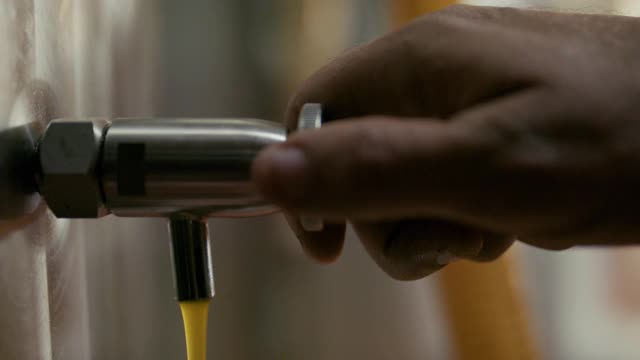 新鲜橄榄油流入罐中视频下载
