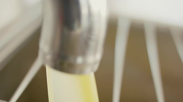 近距离观察新鲜的黄色橄榄油流视频下载