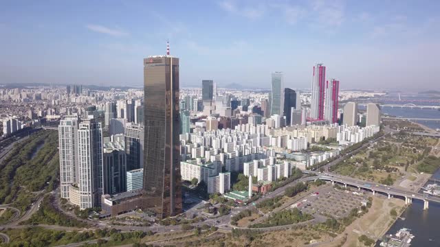 韩国首尔永登浦区Yeouido金融区63号楼和国际金融中心首尔视频素材