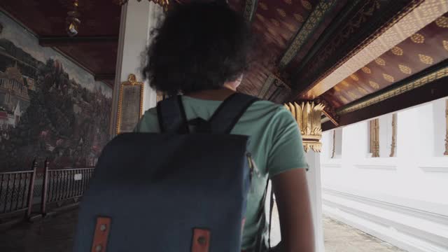 女游客走过泰国曼谷的宫殿寺庙，翡翠佛寺，玉佛寺，曼谷皇宫著名的旅游胜地视频素材