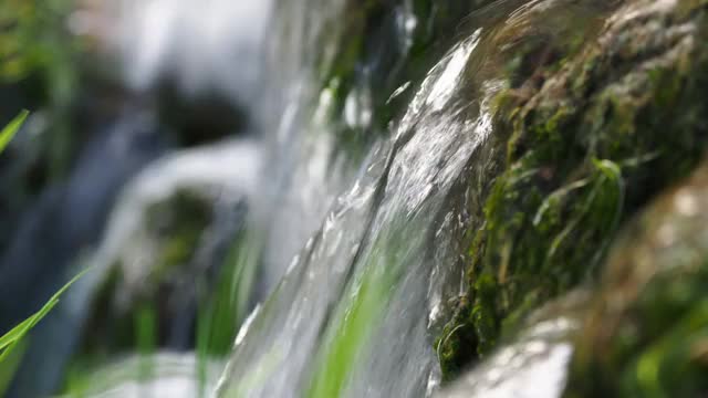 河流和瀑布清澈的水，落在岩石之间的大自然。视频下载