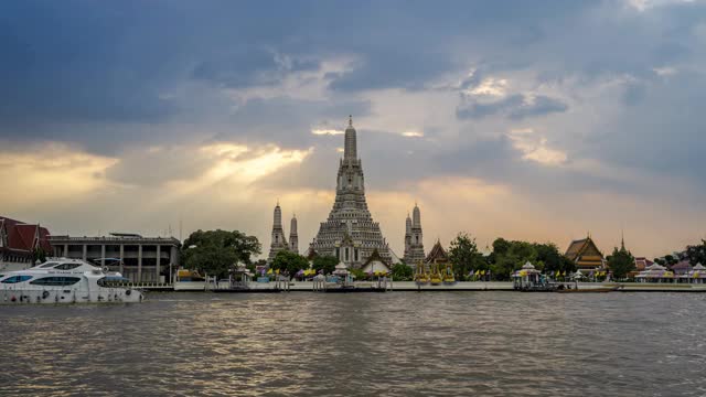 Wat Arun是泰国曼谷的一座佛教寺庙视频素材