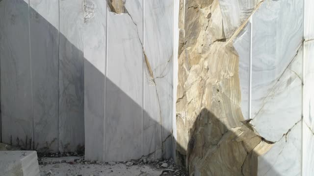 大理石采石场的巨大大理石块视频下载