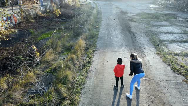 年轻的母亲和儿子在跑步视频素材
