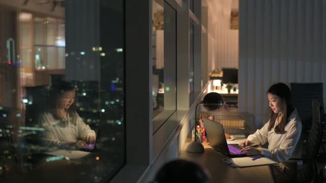 亚洲华裔女白领在办公室工作到深夜独自赶财务报告视频下载