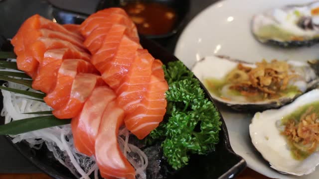 日本餐厅的新鲜三文鱼生鱼片视频下载