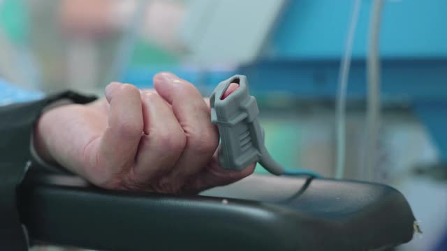 病人手指上的脉搏血氧计。视频下载