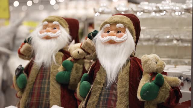圣诞老人装饰玩具近距离展示在商店视频素材