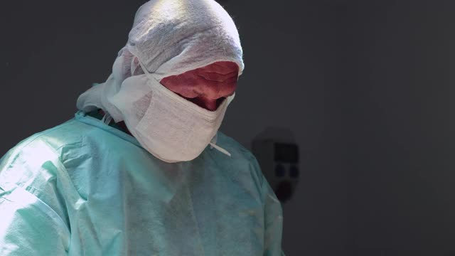 外科医生在手术中的脸。视频下载