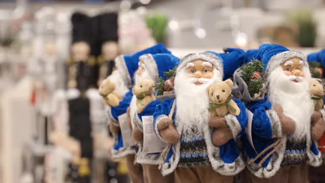 蓝色圣诞老人装饰玩具近距离展示在商店视频素材