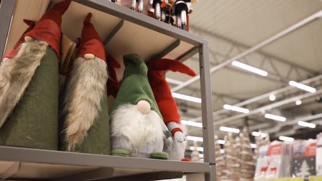 商店里有一些红色和绿色的圣诞矮人玩具，用来装饰圣诞节视频素材
