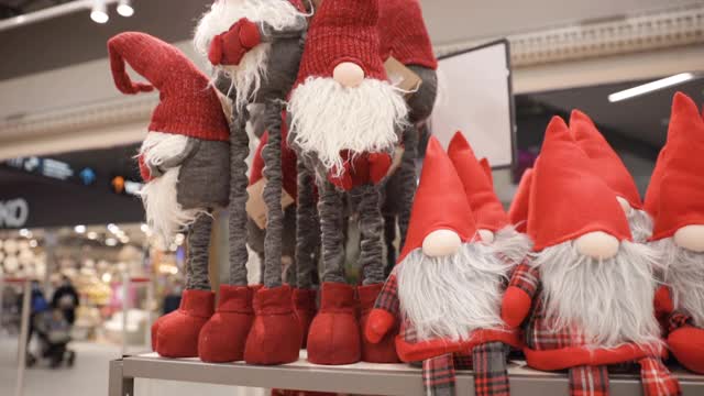 商店里有一些红色的圣诞矮人玩具作为圣诞装饰视频素材