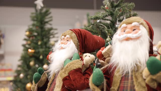 红色和绿色的圣诞老人玩具展示在商店视频素材