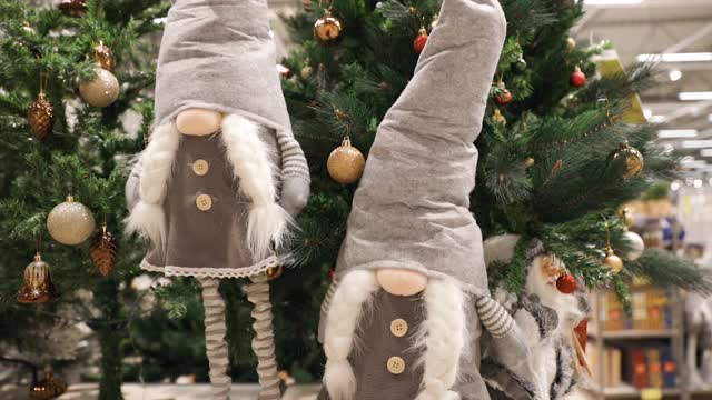 灰色的圣诞小矮人玩具装饰商店展示视频素材