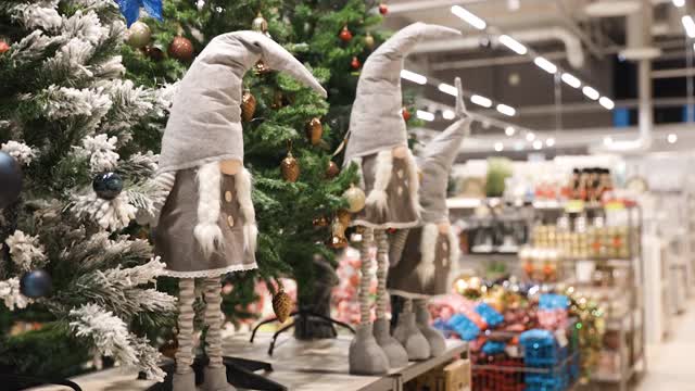 商店里有两个灰色的圣诞小矮人玩具，用来装饰圣诞节视频素材