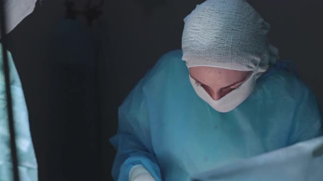 护士在手术中协助外科医生。视频下载