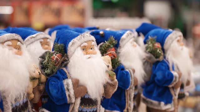 商店里有许多蓝色圣诞老人的圣诞装饰人物视频素材