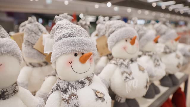 商店里陈列着许多白色的雪人玩具视频素材
