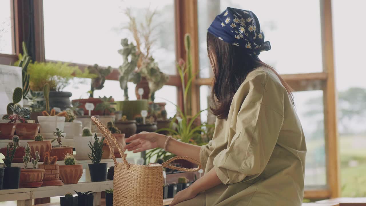亚洲女性游客在花园享受。视频下载