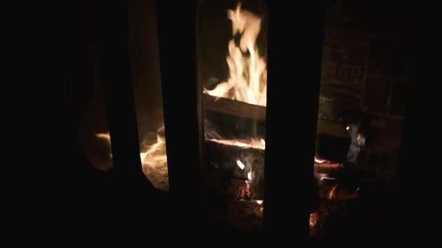 壁炉里有火焰的木头视频下载
