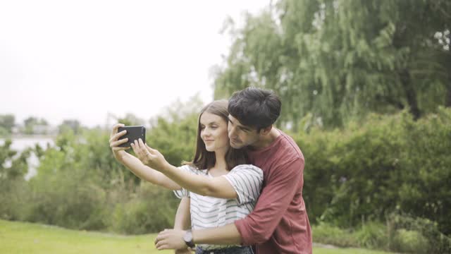 情侣用智能手机自拍视频素材