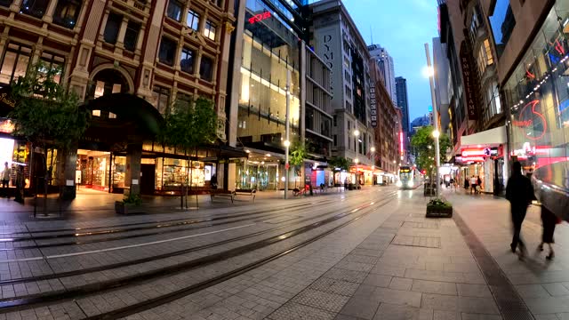 夜晚的城市街道，模糊的运动，有轨电车，人，交通工具，悉尼CBD视频素材