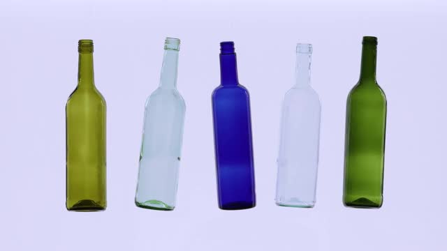白色、绿色和蓝色的空瓶子在跳舞视频下载