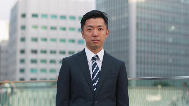 城市里自信的日本商人的肖像视频素材
