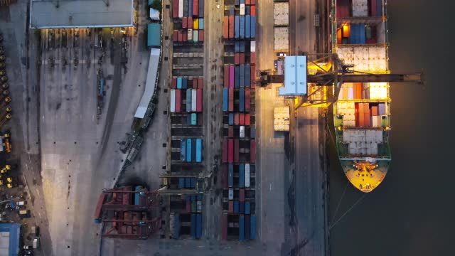 鸟瞰图/一艘大型货船正在通过一个港口装载货物，装载集装箱运输到klong teoy港口曼谷市泰国首都东南亚视频素材