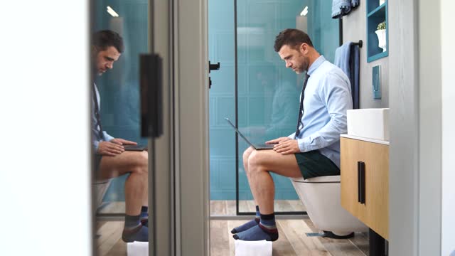 穿着内裤在家工作的4K视频商人，在隔离期间在浴室里进行电话会议视频素材