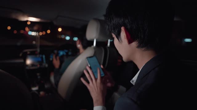 商务旅行者乘坐出租车司机的汽车，并向汽车司机解释一个位置视频下载