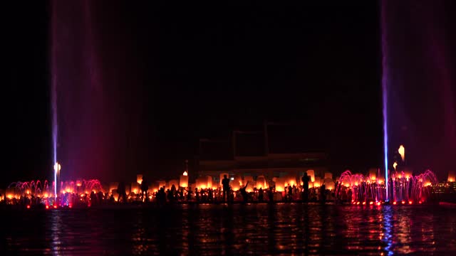在泰国清迈的怡鹏节，水灯节上漂浮的灯笼视频素材