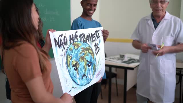 学生做关于环境问题的报告-没有B星球(葡萄牙语)视频下载
