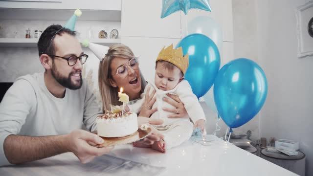 一个快乐的家庭一起庆祝宝宝出生6个月的慢动作视频视频下载