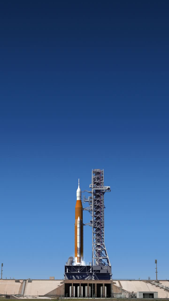 大型重型火箭发射的垂直视频。缓慢的运动。视频素材