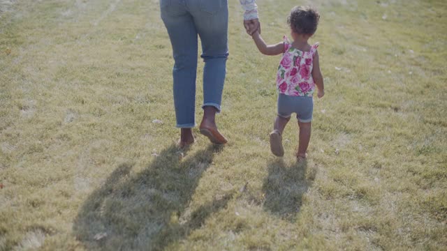 年轻的母亲带着她的宝贝女儿散步视频素材